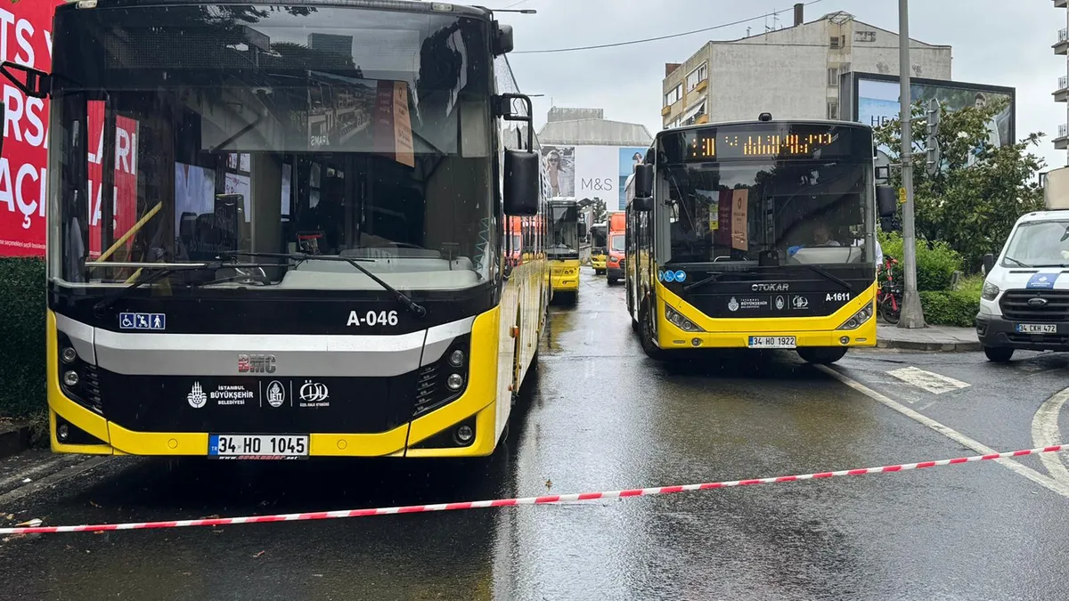 İstanbul'da sel sularının bastığı bir cadde