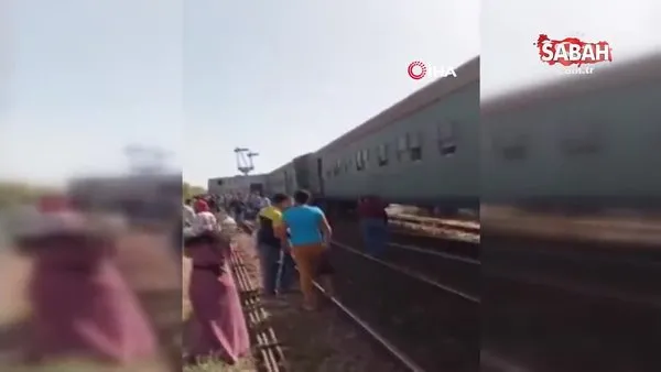 Mısır'da yolcu treni raydan çıktı | Video