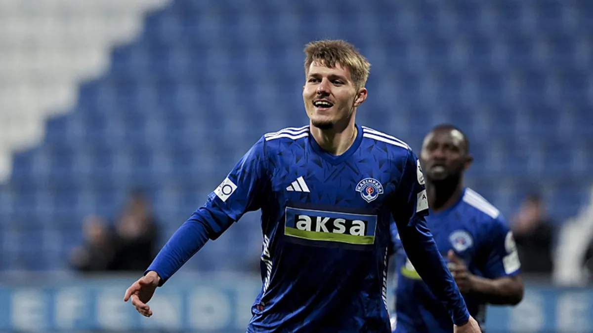 Adrian Benedyczak’tan Emre Belözoğlu’na teşekkür! Adrian Benedyczak’tan Emre Belözoğlu’na teşekkür!