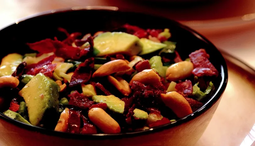 Pastırmalı Avokado Salatası