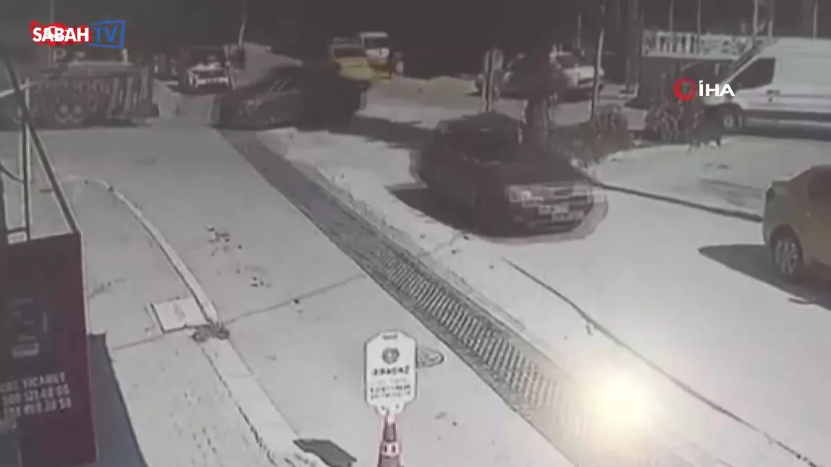 Kontrolden çıkan vincin otomobilleri sürüklediği anlar kamerada videosunu izle Kontrolden çıkan vincin otomobilleri sürüklediği anlar kamerada videosunu izle