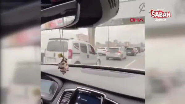 SON DAKİKA: İstanbul trafiğinde olduğu yerde zıplayan ticari araç görenleri şaşkına çevirdi | Video