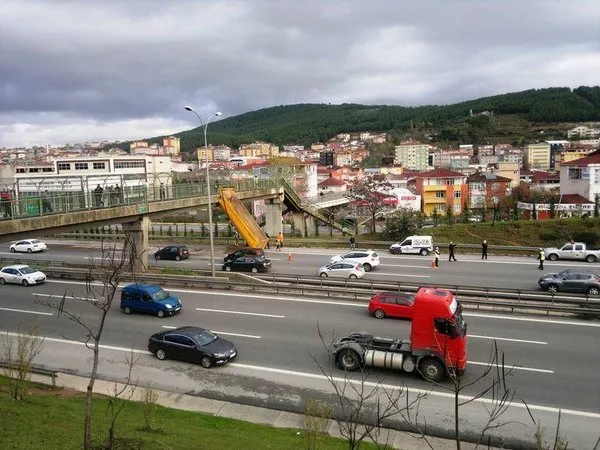 Kamyon üst geçide çıktı