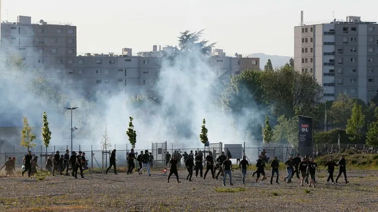 Fransız polisi Beşiktaşlı taraftarlara saldırdı