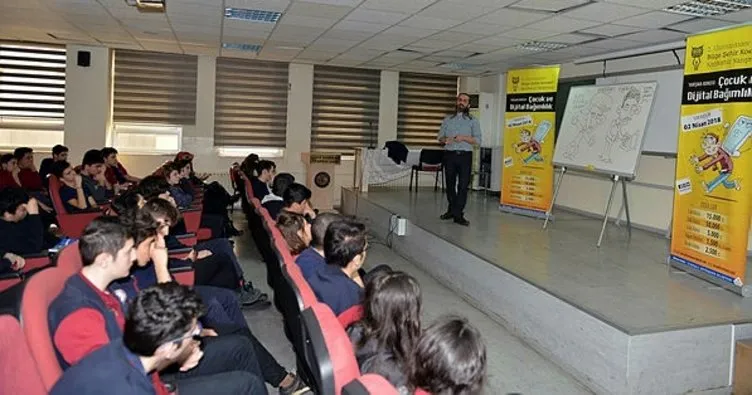 Kocaeli’nde karikatürist Ahmet Altay öğrencilere, Karikatür Yarışması’nı anlattı