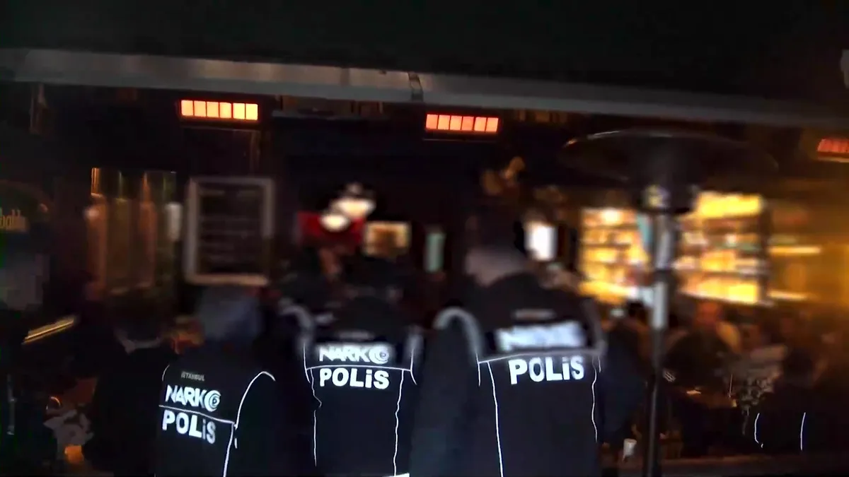 Kadıköy’de şifreli zehir ağı ince ince işlenen operasyonla böyle çözüldü! | Video videosunu izle Kadıköy’de şifreli zehir ağı ince ince işlenen operasyonla böyle çözüldü! | Video videosunu izle