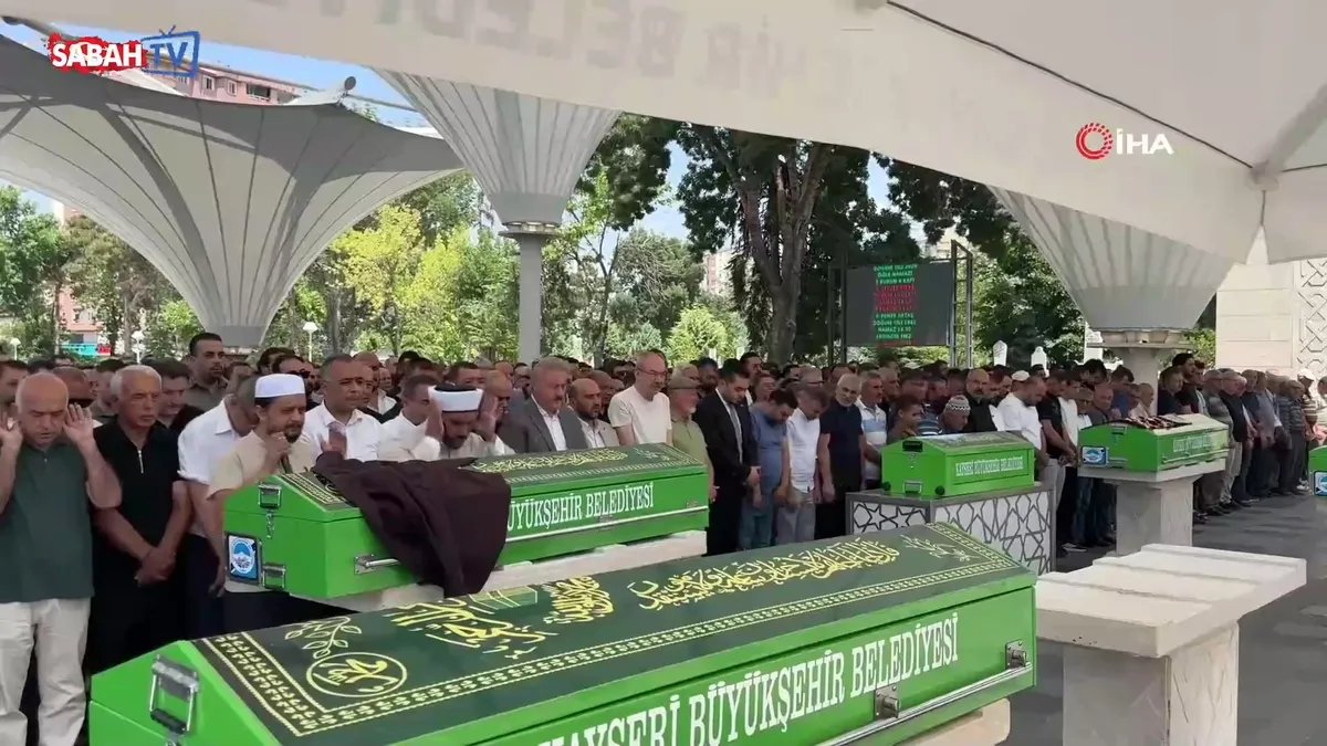 Düğün konvoyundaki kazada hayatını kaybeden genç kadın toprağa verildi | Video videosunu izle Düğün konvoyundaki kazada hayatını kaybeden genç kadın toprağa verildi | Video videosunu izle