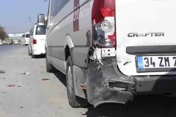 Seyir halindeki otomobilde yaşanan kavga kazayla sonuçlandı