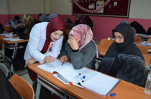 musta-halk-egitim-merkezi-mudurlugu-bunyesinde-acilan-okuma-yazma-kursu-muslu-kadinlara-umut-oluyor-1793359064873.jpg