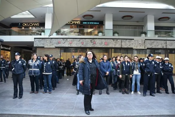 İzmir sokakları Seda Okur'dan soruluyor