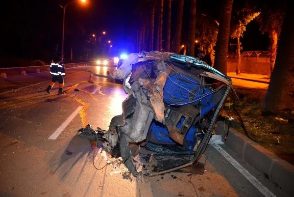 Refüjdeki ağaçlara çarpan otomobil ikiye bölündü: 5 yaralı