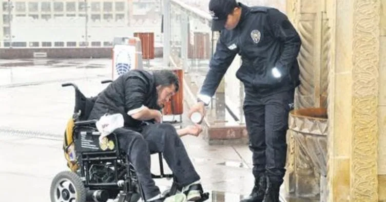 Sandalyedeki engelli, polisin yardımıyla abdest aldı
