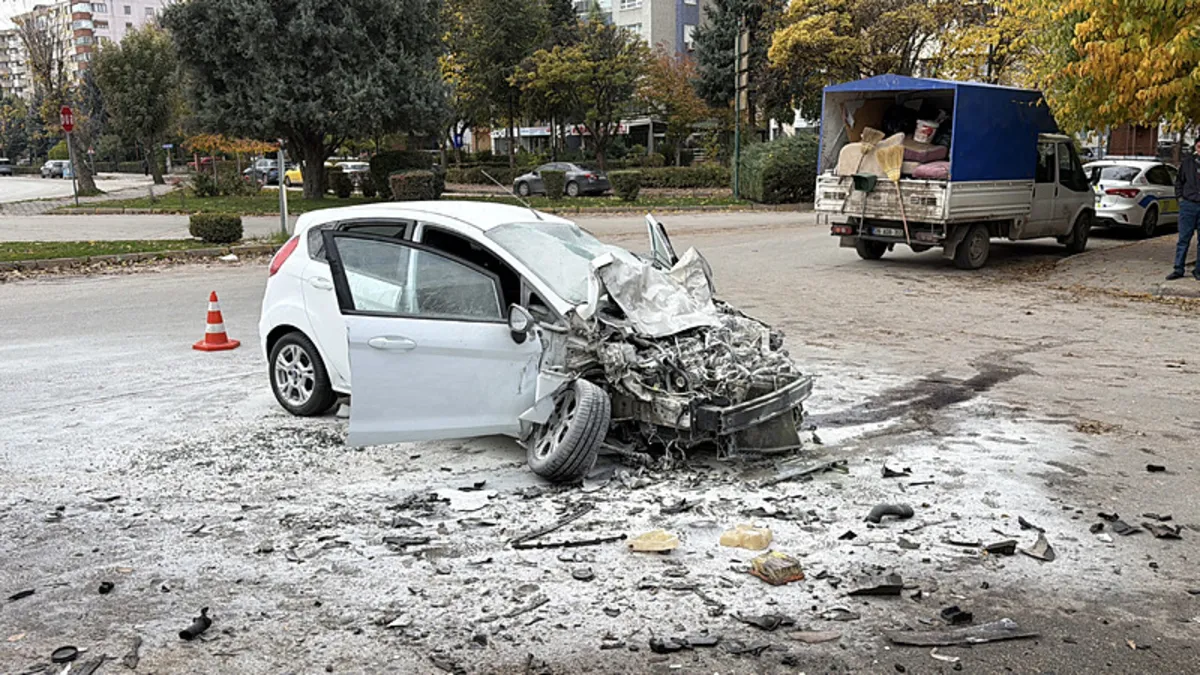 Eskişehir'de acı kaza: Kamyona çarpan otomobilin sürücüsü hayatını kaybetti!