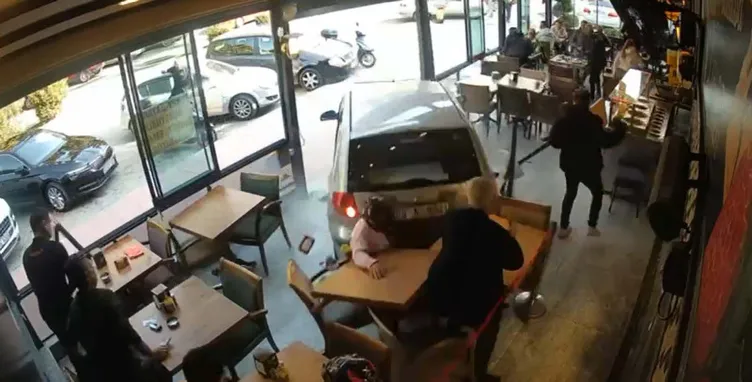 Aydın’da katliam gibi kaza! Kontrolden çıkan araç kafeye daldı: 1 ölü 3 yaralı!