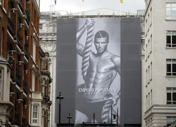 Beckham çifti Armani için kamera karşısında