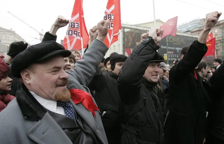 Komunistler Bolşevik Devrimi kutluyor
