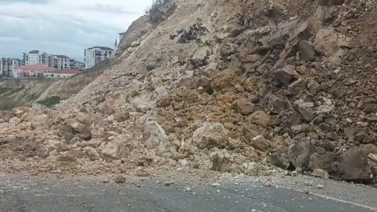 Batman’da heyelan: Üniversitenin yolu ulaşıma kapandı Batman’da heyelan: Üniversitenin yolu ulaşıma kapandı