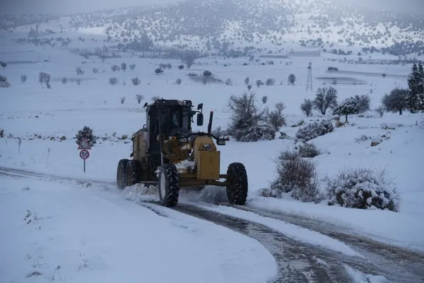 seydikemer-belediyesinden-karla-mucadele-seferberligi-baskan-akdenizli-kis-sartlarinda-teyakkuz-halindeyiz-1768412303340.jpg