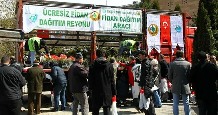 Başkan Bozkurt, vatandaşlara sedir fidanı dağıttı