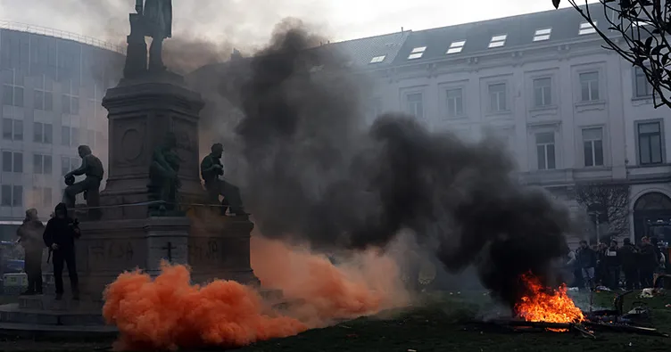 AB Liderler Zirvesi sırasında alevler yükseldi: İşaret fişekleri yakıldı tabut ateşe verildi