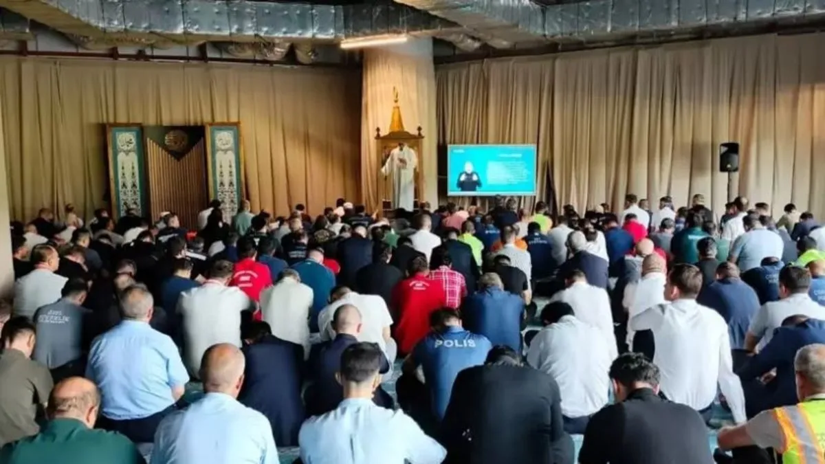 İstanbul Havalimanı’nda dijital ekranlardan işaret diliyle cuma hutbesi anlatıldı