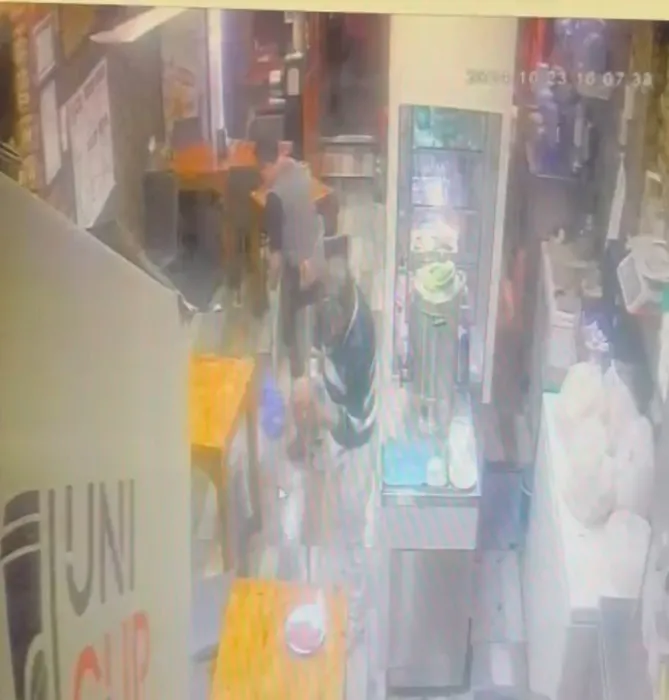 İstanbul’da akılalmaz olay: Küfür nedeniyle tartıştı: Kendi bacağını vurdu!