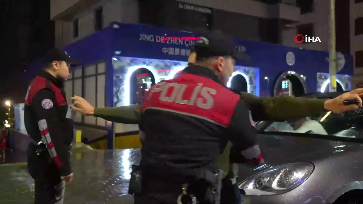 Kadıköy’de kural tanımayana geçit yok: Trafikte ihlale anında müdahale | Video videosunu izle Kadıköy’de kural tanımayana geçit yok: Trafikte ihlale anında müdahale | Video videosunu izle