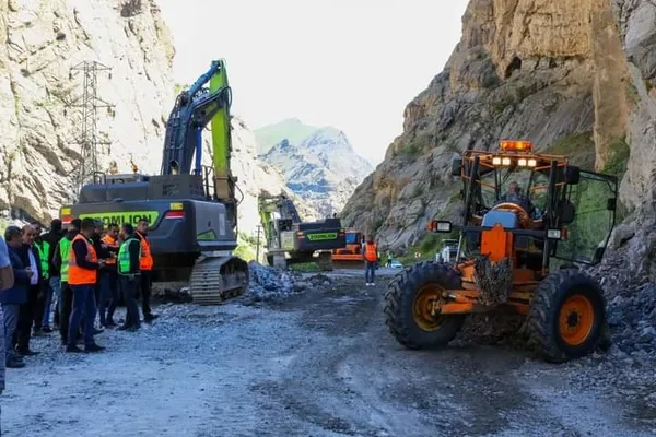 hakkari-cukurca-yolu-ulasima-acildi-1715252009302.jpg