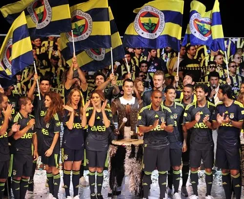 İşte Fenerbahçe yeni formalarını tanıttı
