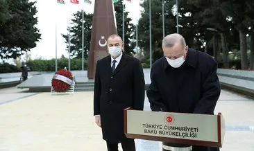 Başkan Erdoğan Haydar Aliyev’in kabrini ziyaret etti: Anıt defterini imzaladı