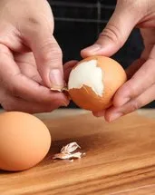 Haşlanmış yumurtanın tek seferde soyulmasını sağlıyor! Bir malzeme ile saniyeler içerisinde...
