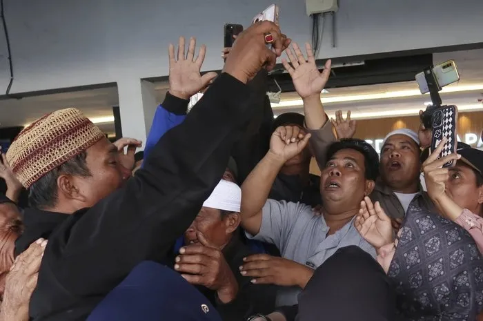 Endonezya’da ada gezisi faciaya dönüştü: Gemiden yardım çığlıkları yükseldi
