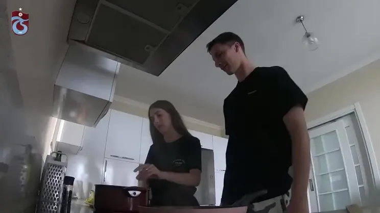 Trabzonsporlu Gaston Campi mutfaktaki hünerlerini sergiledi