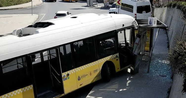 Kağıthane’de İETT otobüsü durağa çarptı
