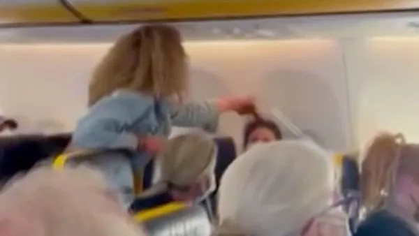 Uçakta kadın yolcuya maske saldırısı!