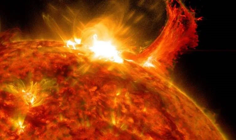 Son 6 yılın en şiddetlisi! Güneş’teki patlama için uyarı: Dünya’nın 20 katı büyüklüğünde!