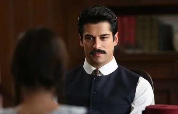 İranlı modal Mahlagha Jaberi, Burak Özçivit'in peşini bırakmıyor