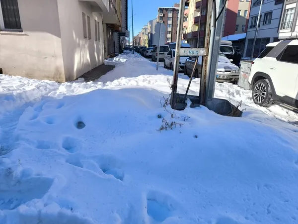 yollar-buz-kaldirimlar-gecit-vermiyor-karsta-suruculerin-cukur-isyani-1772714869407.jpg