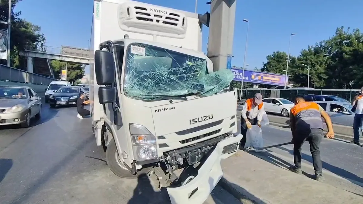 Bahçelievler D-100 Karayolu'nda bir kamyonetin yol ayrımındaki direğe çarptığı kaza anı.