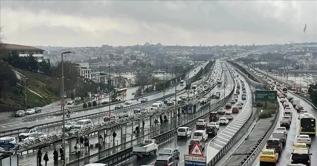 istanbulda-trafik-adim-adim-yogunluk-yuzde-85e-ulasti-1790695075868.jpeg (752×395)