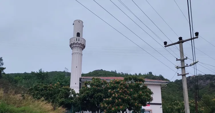 Alanya’da hortum Cami minaresini yıktı