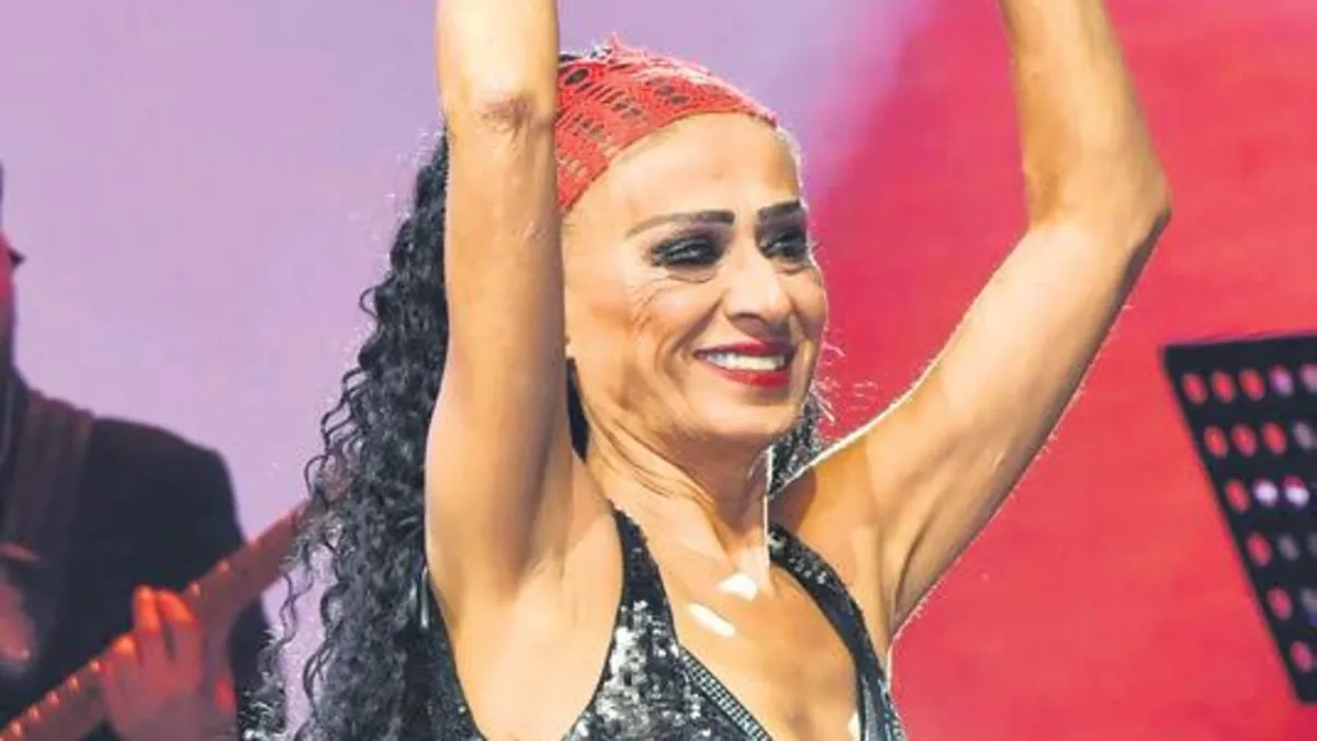 Sahneye abartılı perukla çıktı – Son Dakika Magazin Haberleri Sahneye abartılı perukla çıktı – Son Dakika Magazin Haberleri
