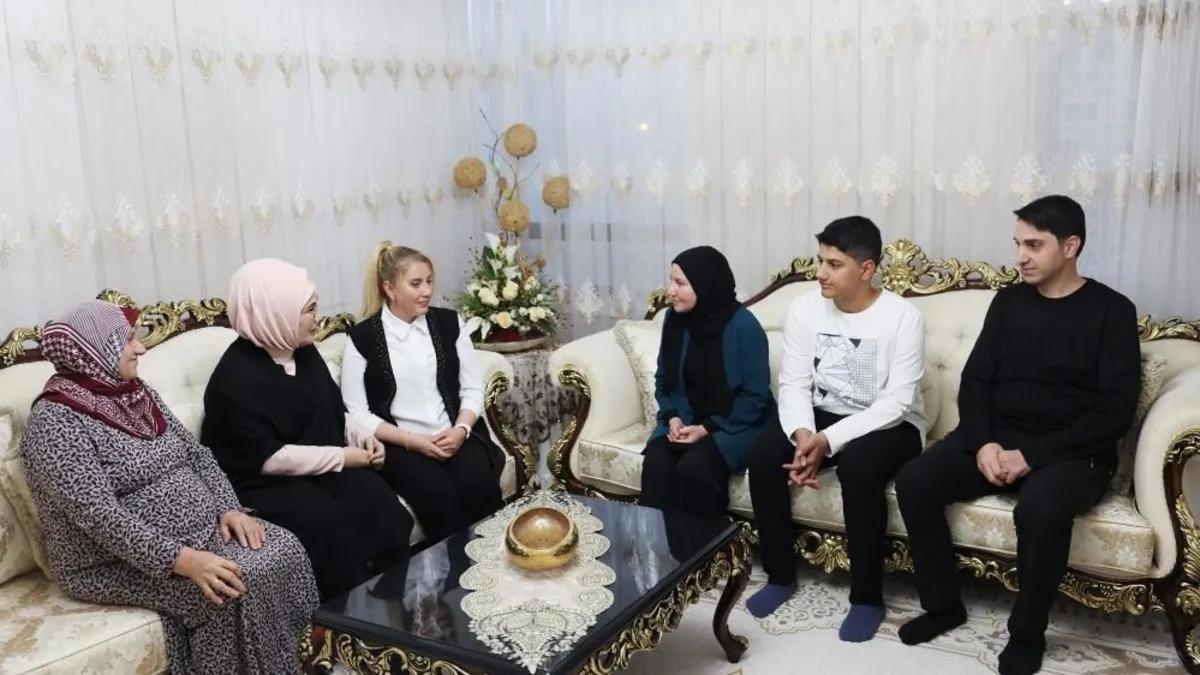 Emine Erdoğan, iftarda 15 Temmuz şehidi Sayın'ın ailesinin misafiri oldu