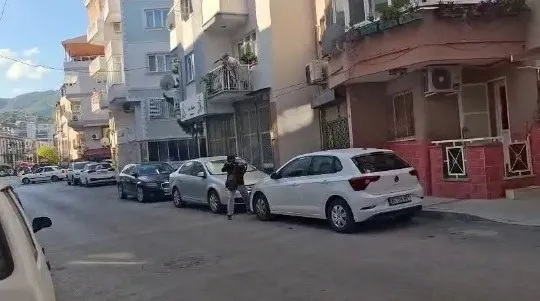izmirde-2-polisin-sehit-oldugu-karakol-saldirisnda-sok-detaylar-babasiyla-atis-talimi-yapmis-1757597573960.jpg İzmir'de 2 polisin şehit olduğu karakol saldırısnda şok detaylar! Babasıyla atış talimi yapmış...
