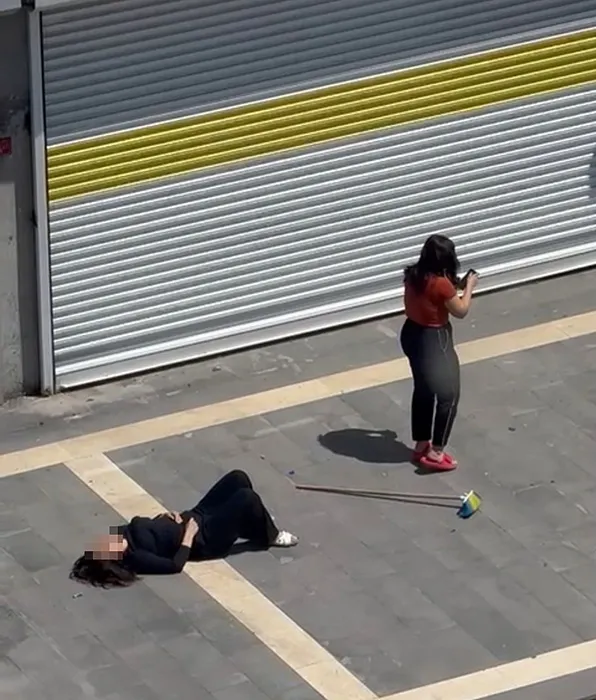 Sokak ortasında dehşet anları: Karısını ve kızını darp etti!