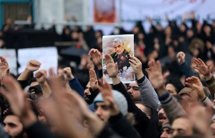 Binlerce İranlı sokağa döküldü! Kasım Süleymani için Ahvaz'da cenaze töreni...