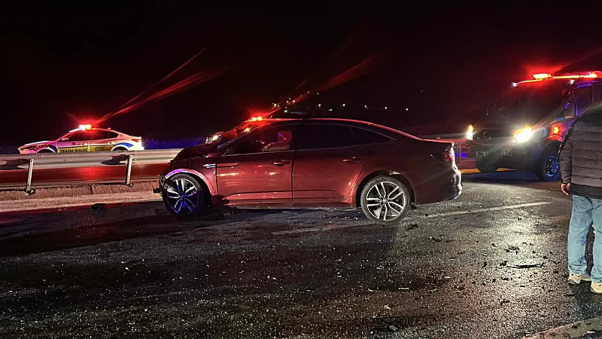 Çanakkale’de 2 otomobil çarpıştı: 5 ölü, 1 yaralı Çanakkale’de 2 otomobil çarpıştı: 5 ölü, 1 yaralı