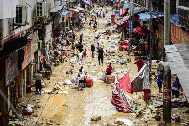 Çin’de alışveriş merkezi sular altında kaldı: 50 yılda bir yaşanıyor