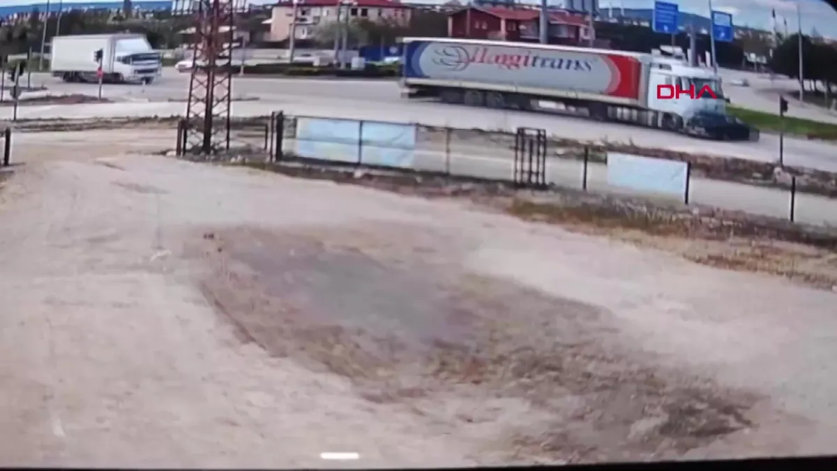 Amasya TIR’ın, çarptığı otomobili metrelerce sürüklediği kaza kamerada | Video videosunu izle Amasya TIR’ın, çarptığı otomobili metrelerce sürüklediği kaza kamerada | Video videosunu izle