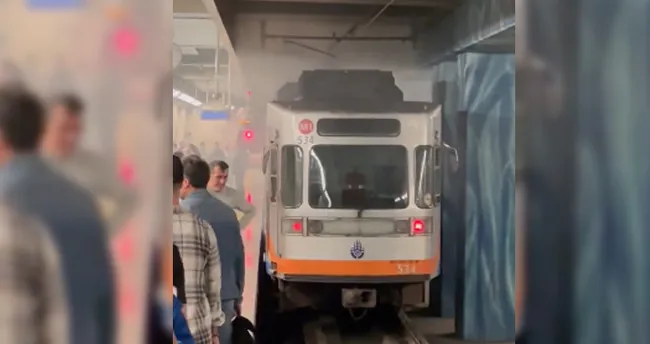 İstanbullunun ulaşım çilesi bitmiyor: Bu kez vagondan dumanlar yükseldi İstanbullunun ulaşım çilesi bitmiyor: Bu kez vagondan dumanlar yükseldi